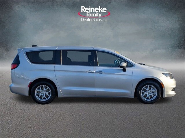 2022 Chrysler Voyager LX photo 4