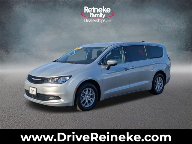 2022 Chrysler Voyager LX Minivan/Van's photo