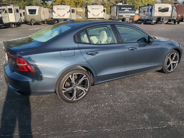 2024 Volvo S60 B5 Plus photo 2