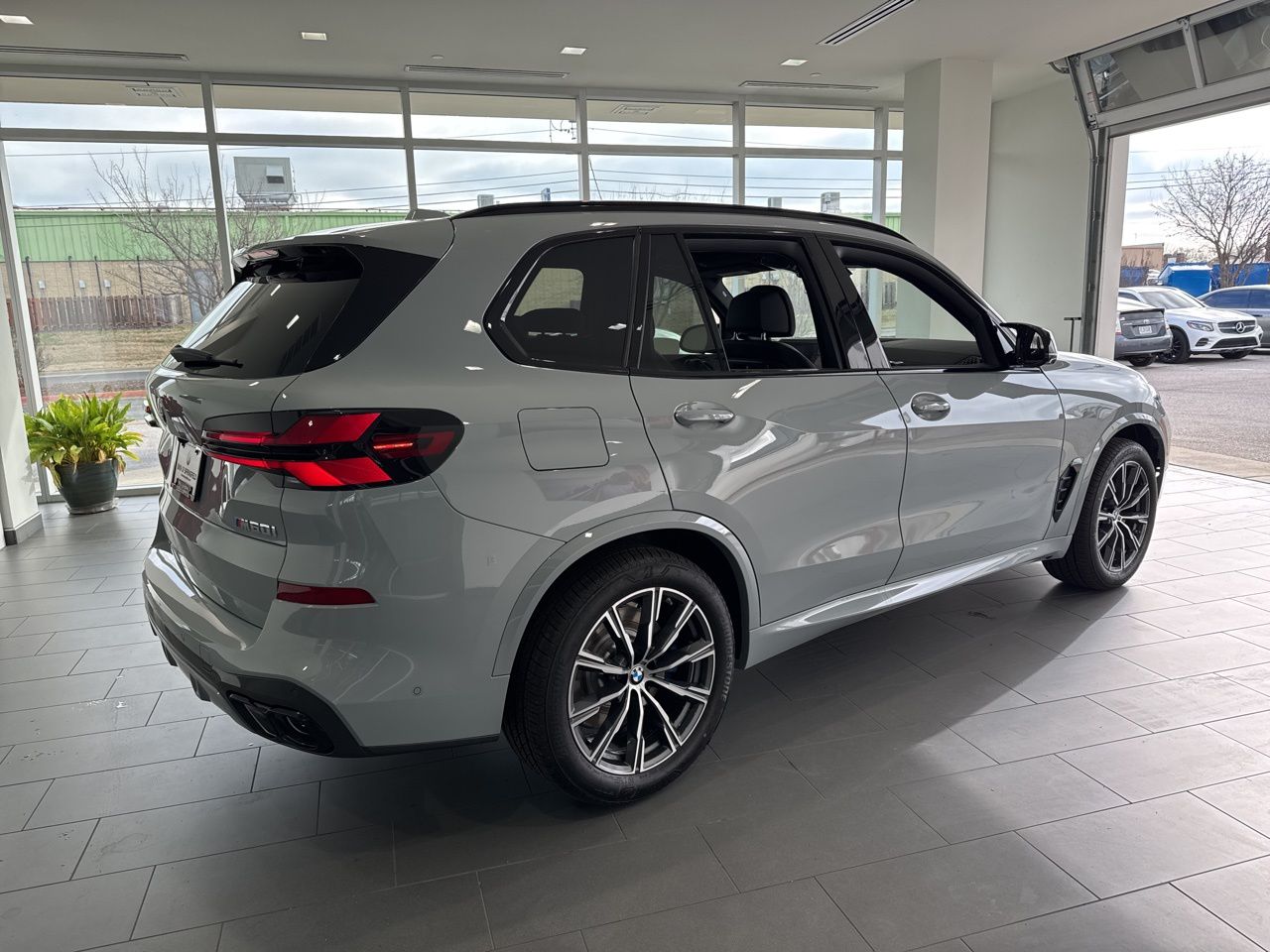 2026 BMW X5 M60i - Photo 8