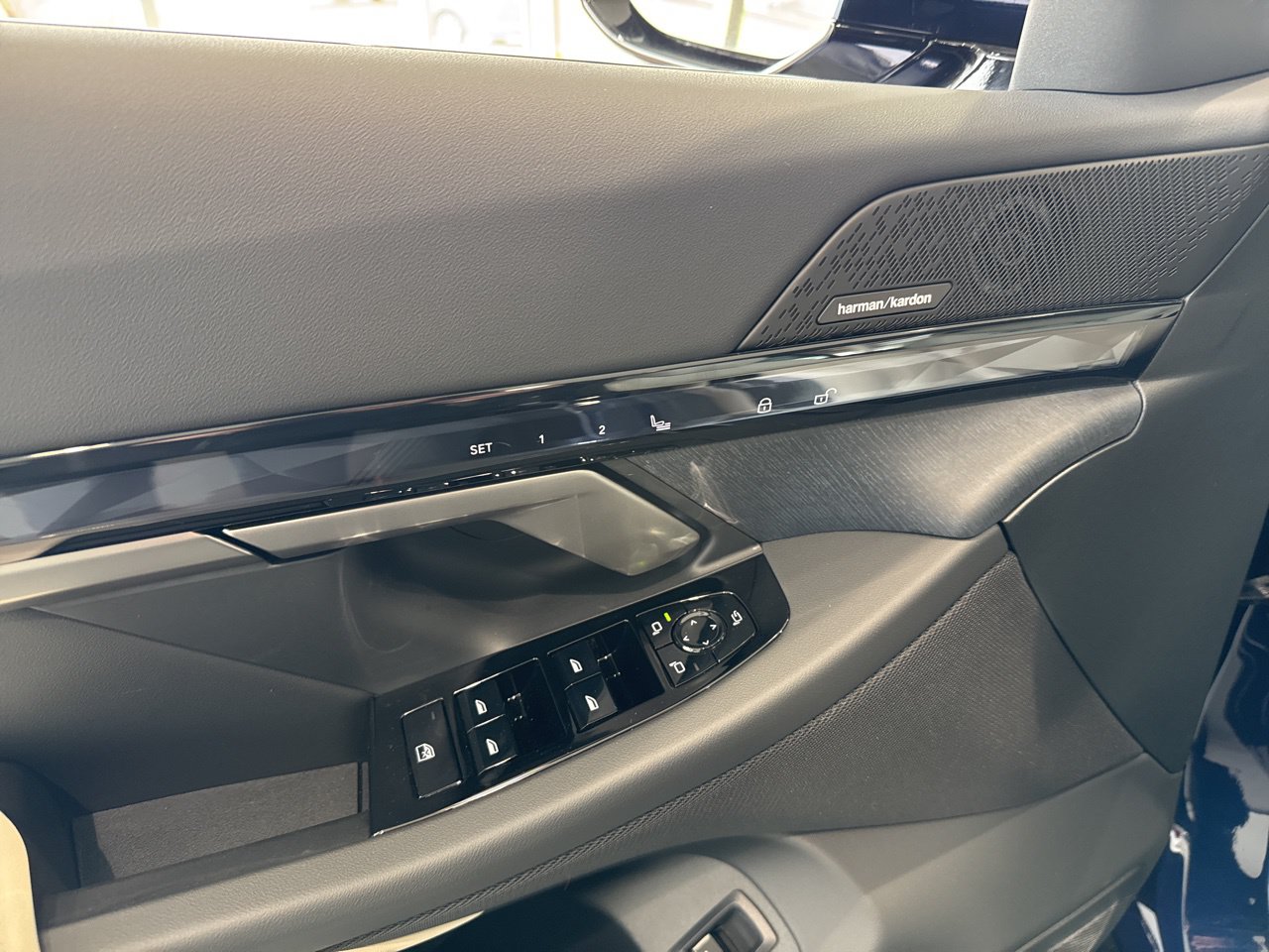 2026 BMW 5 Series 550e - Photo 39