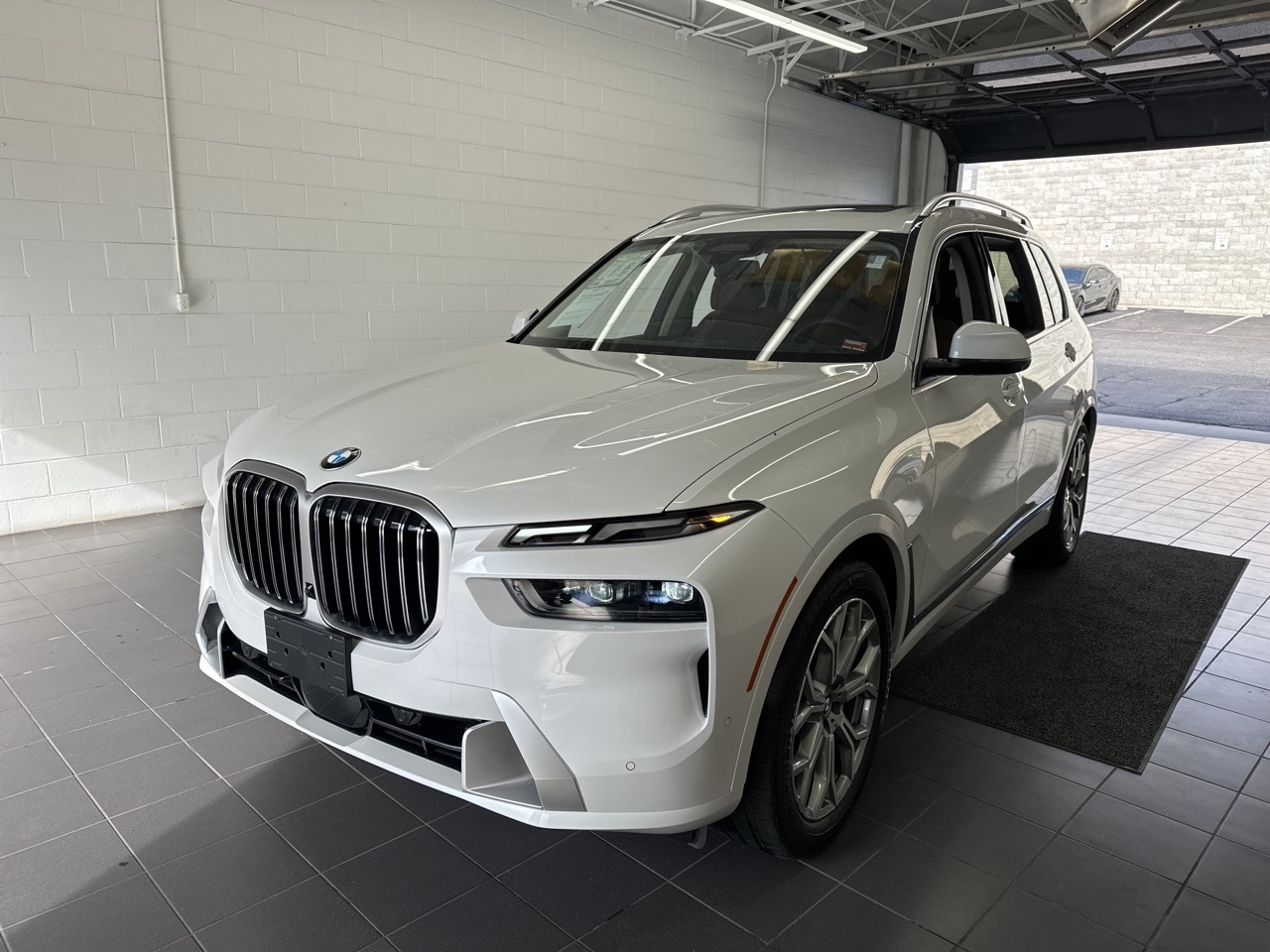 Used 2023 BMW X7 40i with VIN 5UX23EM00P9R05804 for sale in Springfield, MO