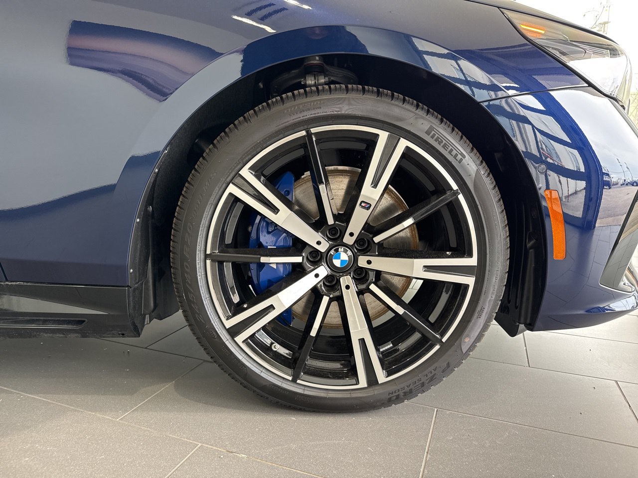 2026 BMW 5 Series 550e - Photo 57