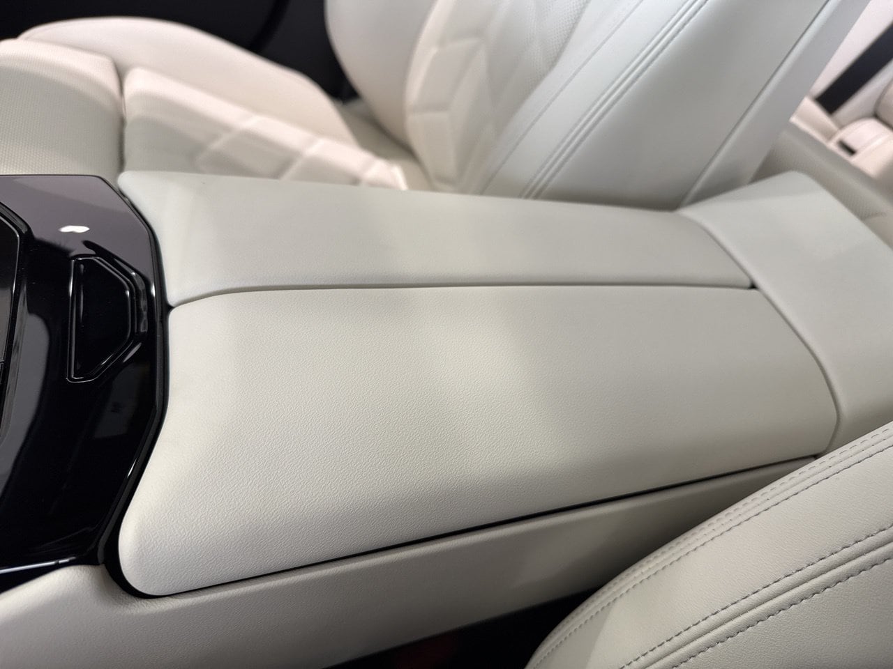 2026 BMW 5 Series 550e - Photo 33