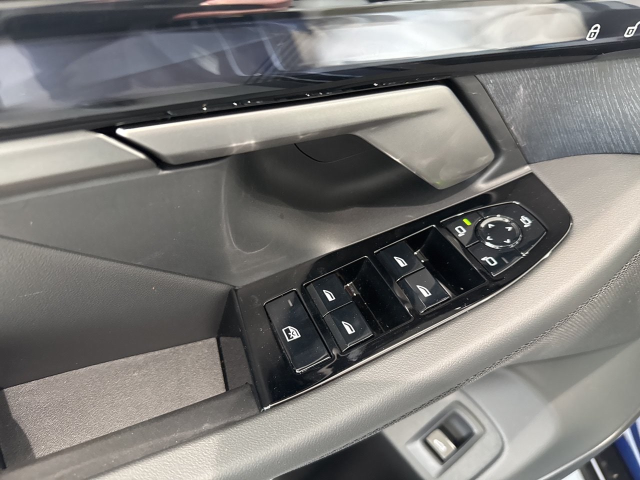 2026 BMW 5 Series 550e - Photo 40