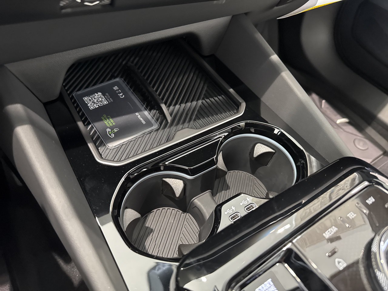 2026 BMW 5 Series 550e - Photo 31