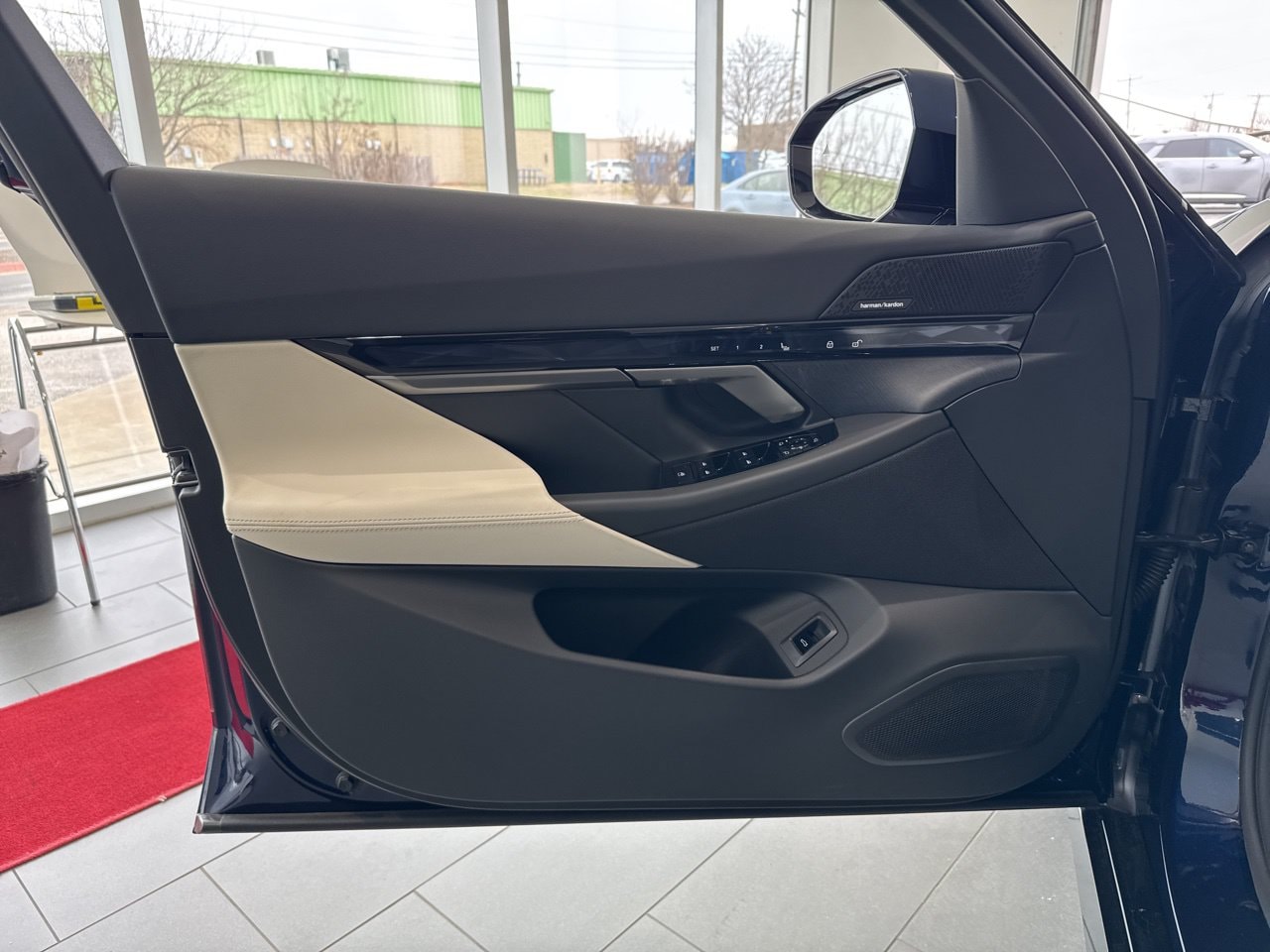 2026 BMW 5 Series 550e - Photo 38