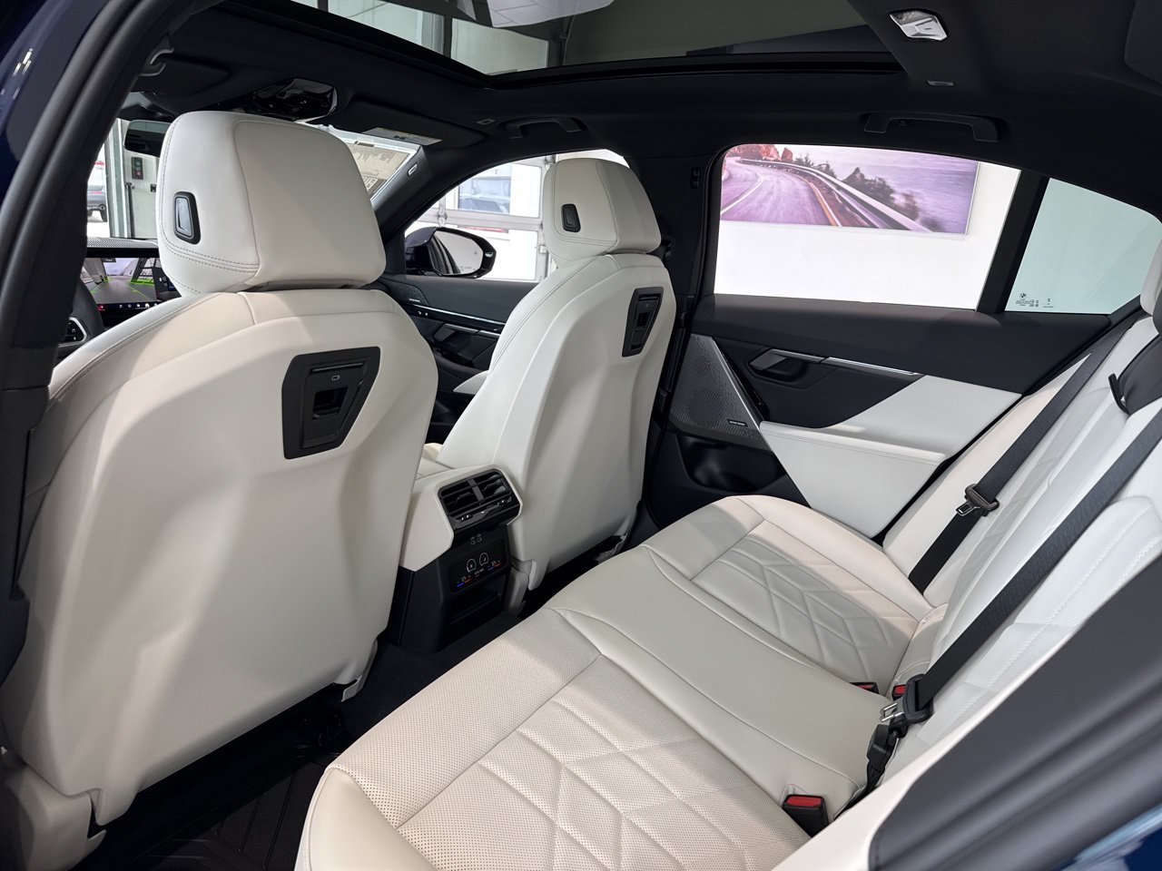 2026 BMW 5 Series 550e - Photo 43