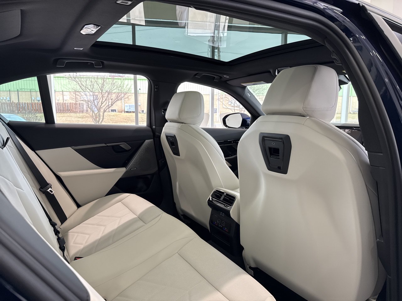 2026 BMW 5 Series 550e - Photo 47