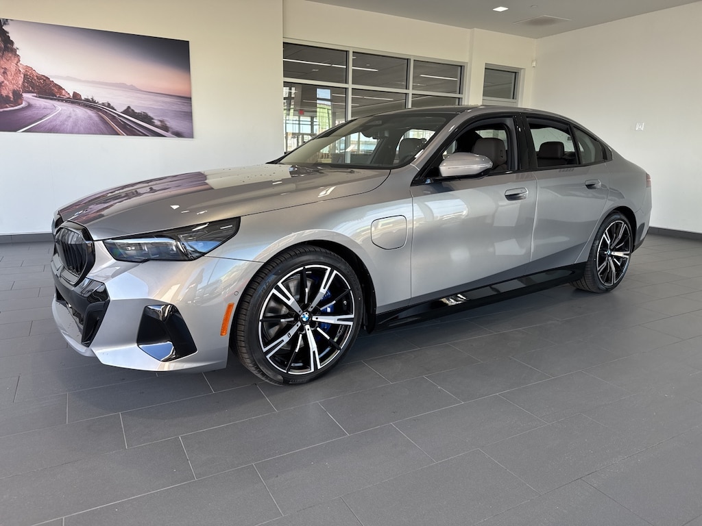 New 2026 BMW 550e Sedan