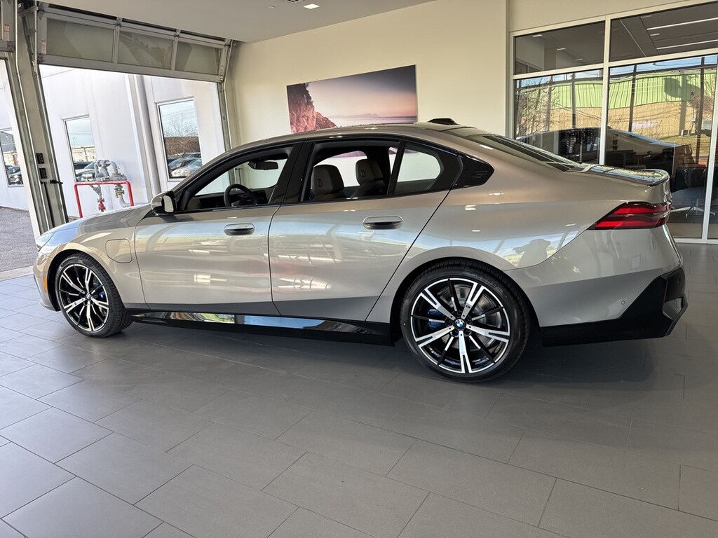 New 2026 BMW 550e Sedan