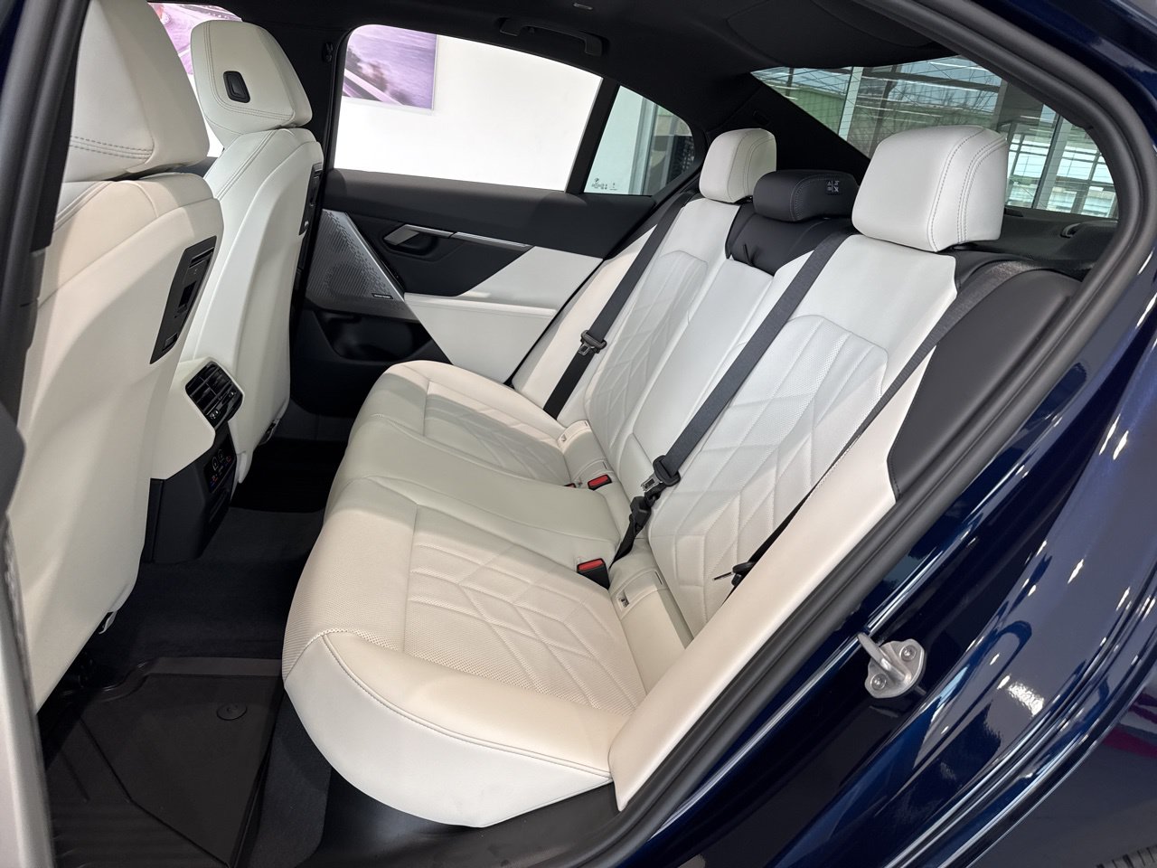 2026 BMW 5 Series 550e - Photo 41