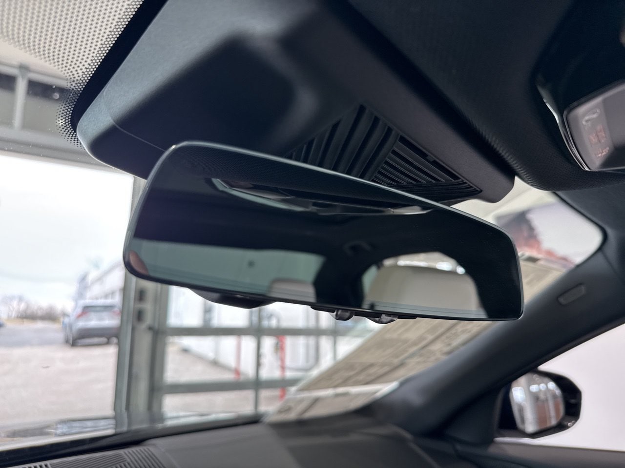 2026 BMW 5 Series 550e - Photo 36