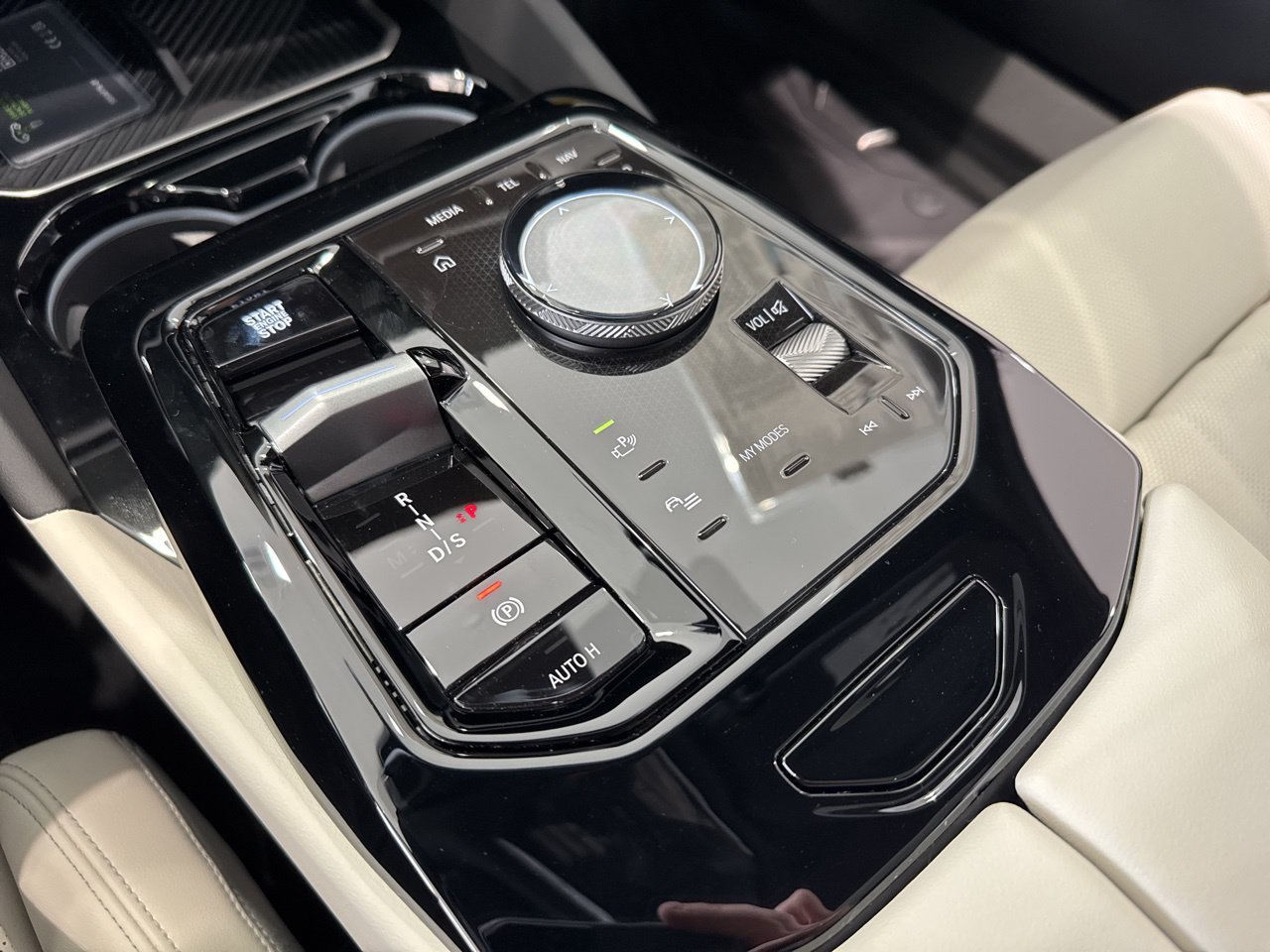 2026 BMW 5 Series 550e - Photo 32