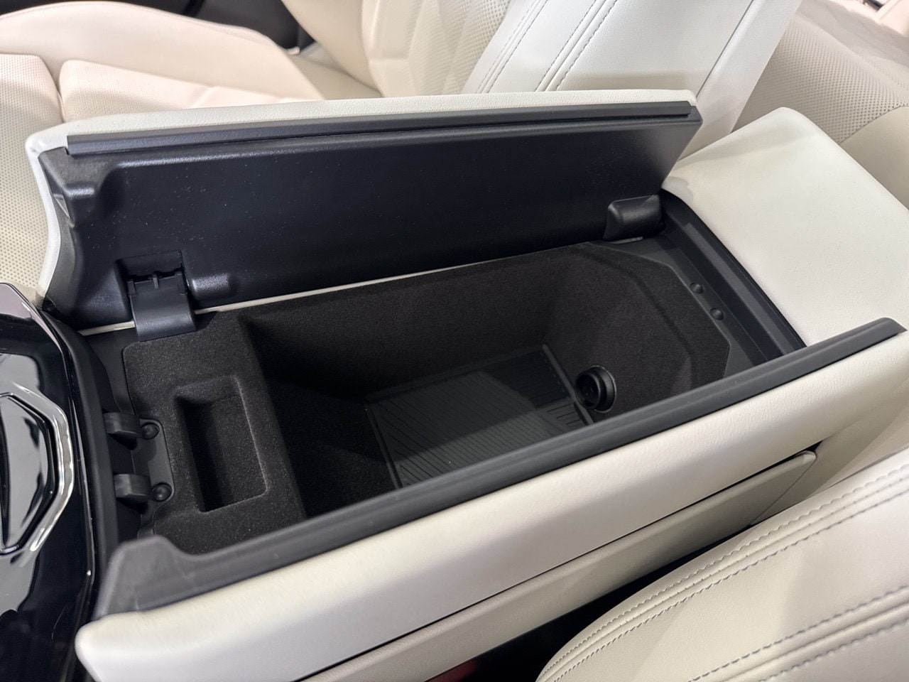 2026 BMW 5 Series 550e - Photo 34