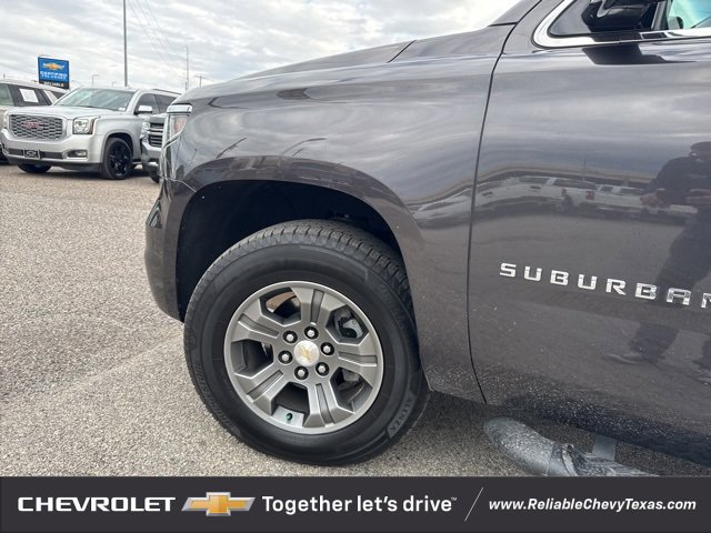 2018 Chevrolet Suburban LT photo 4