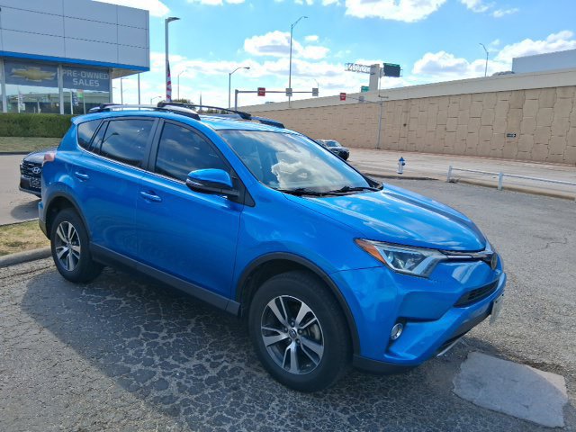 Used 2018 Toyota RAV4 XLE with VIN JTMWFREV1JJ191070 for sale in Richardson, TX
