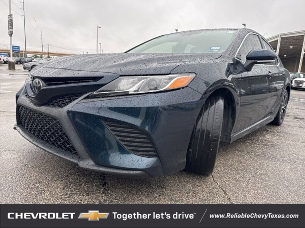 Used 2020 Toyota Camry SE Sedan