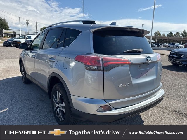 2016 Toyota RAV4 LE photo 3