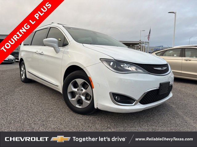 2017 Chrysler Pacifica Touring-L Plus's photo