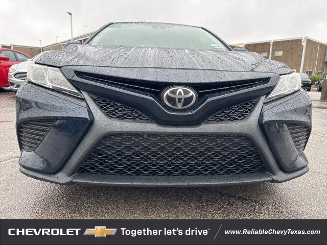 2020 Toyota Camry SE photo 2