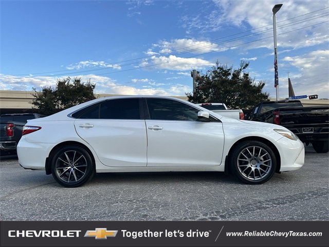 2016 Toyota Camry XLE photo 3
