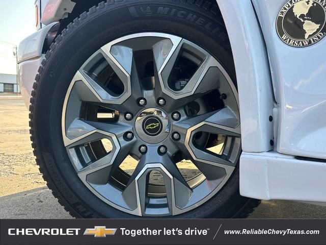 New 2026 Summit White Chevrolet WT image 10