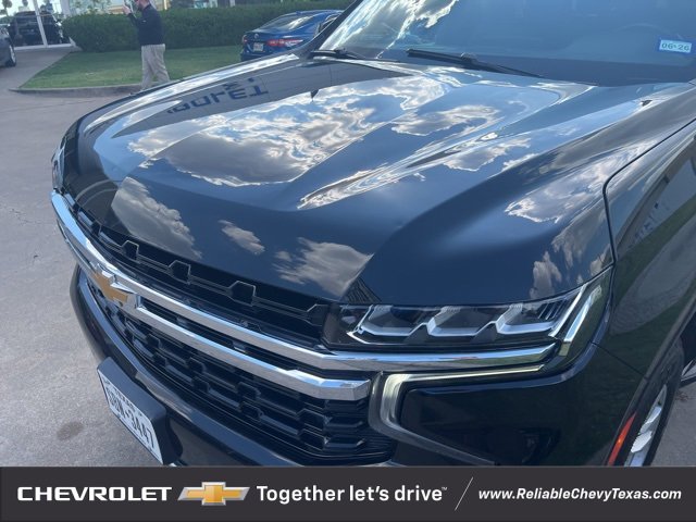 2022 Chevrolet Suburban LS photo 2