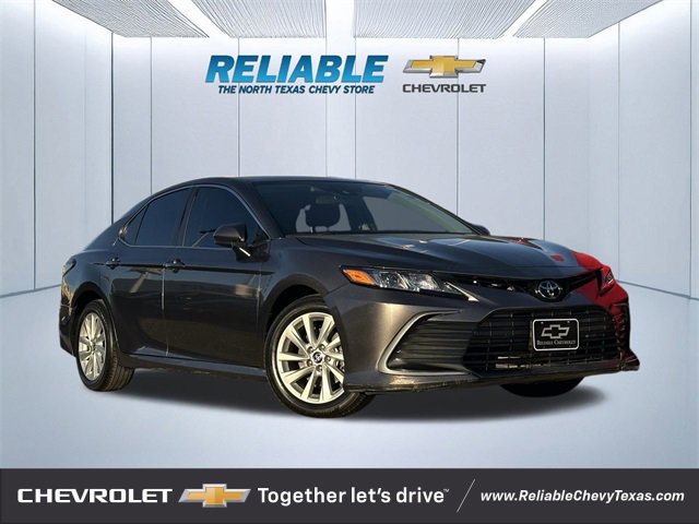 2024 Toyota Camry LE's photo