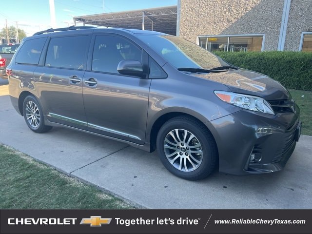 2019 Toyota Sienna XLE's photo