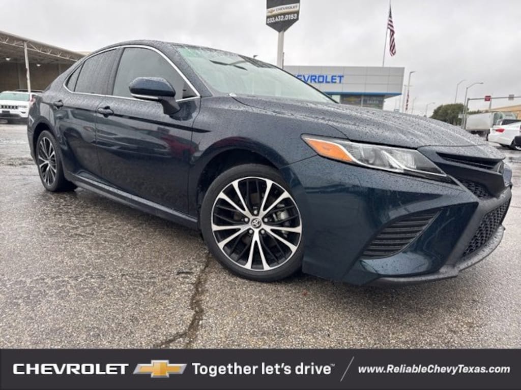 Used 2020 Toyota Camry SE Sedan