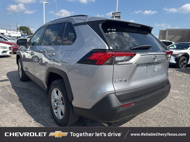 2021 Toyota RAV4 XLE photo 2