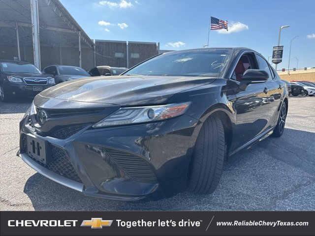 2019 Toyota Camry XSE photo 2