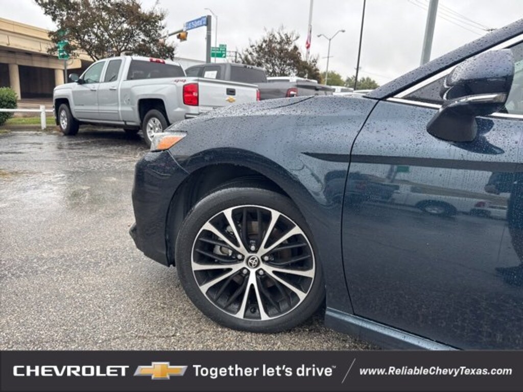 Used 2020 Toyota Camry SE Sedan