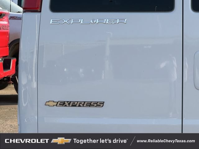 New 2026 Summit White Chevrolet WT image 6