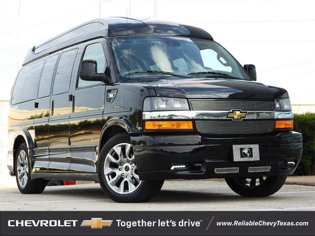 2025 Chevrolet Express Cargo 2500 photo 2