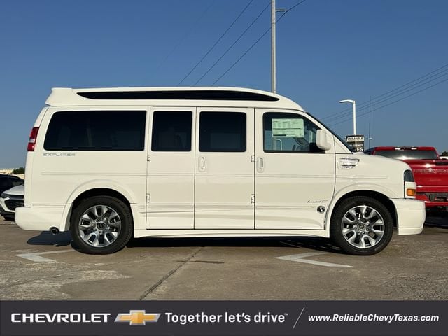 New 2026 Summit White Chevrolet WT image 3