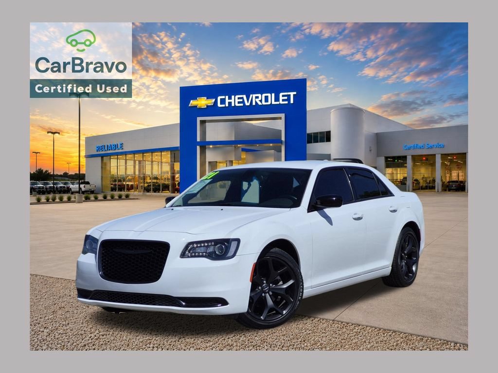 2021 Chrysler 300 Touring's photo