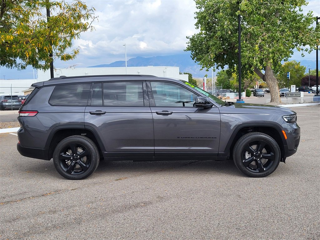2023 Jeep Grand Cherokee Altitude photo 2