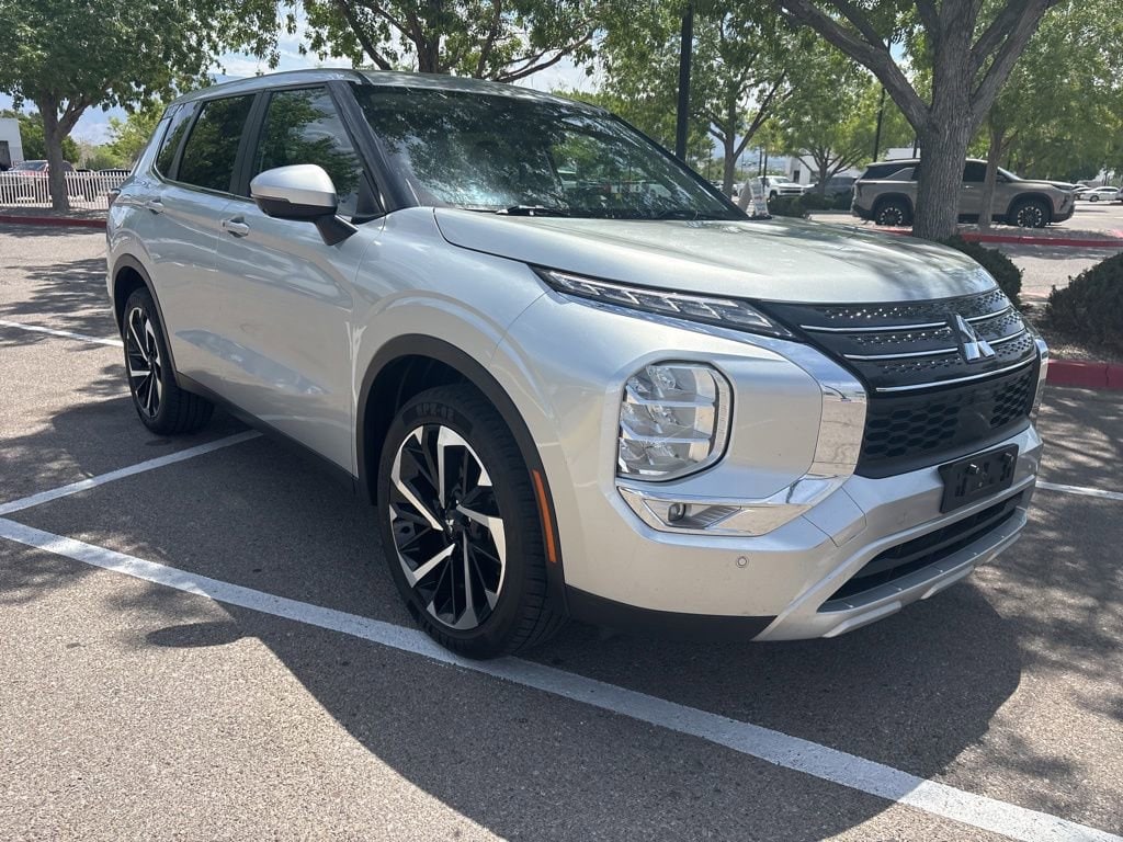 2024 Mitsubishi Outlander SE 2WD's photo