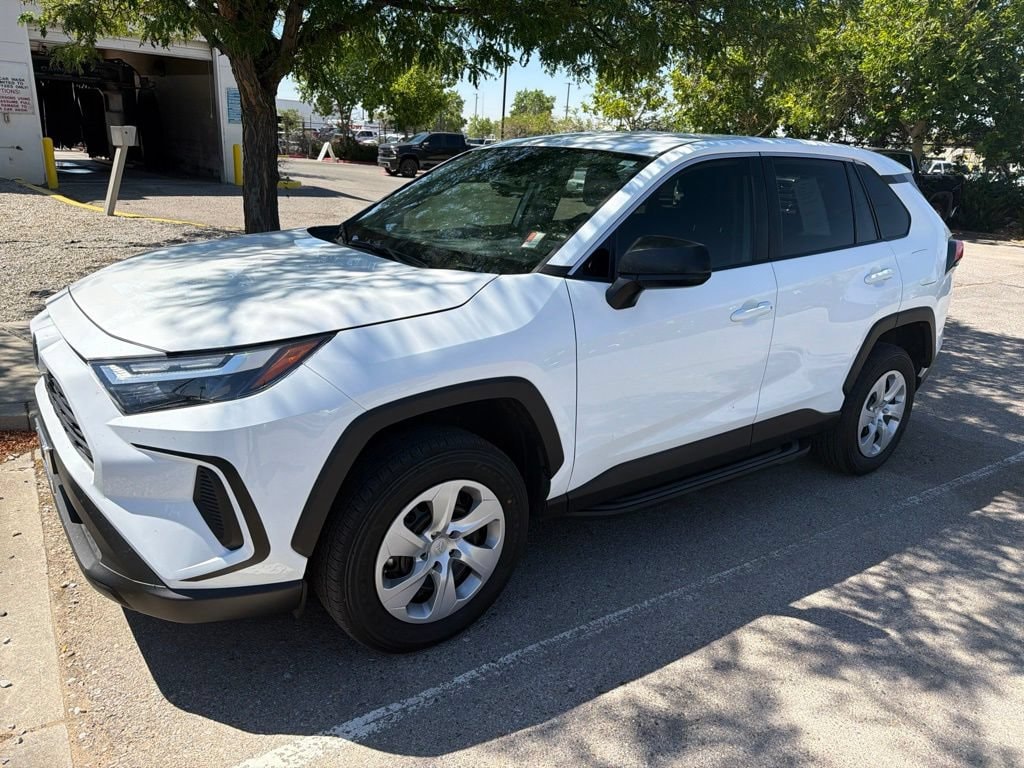 2023 Toyota RAV4 LE FWD photo