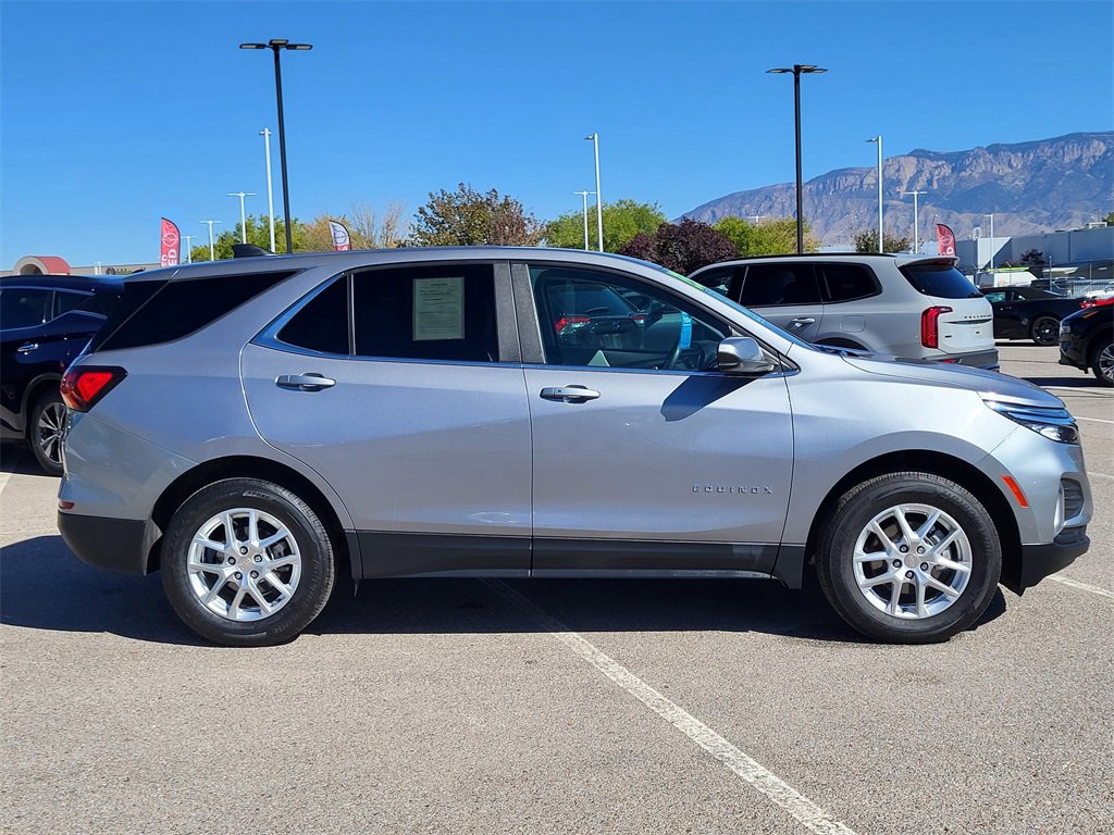 2023 Chevrolet Equinox LT photo 2