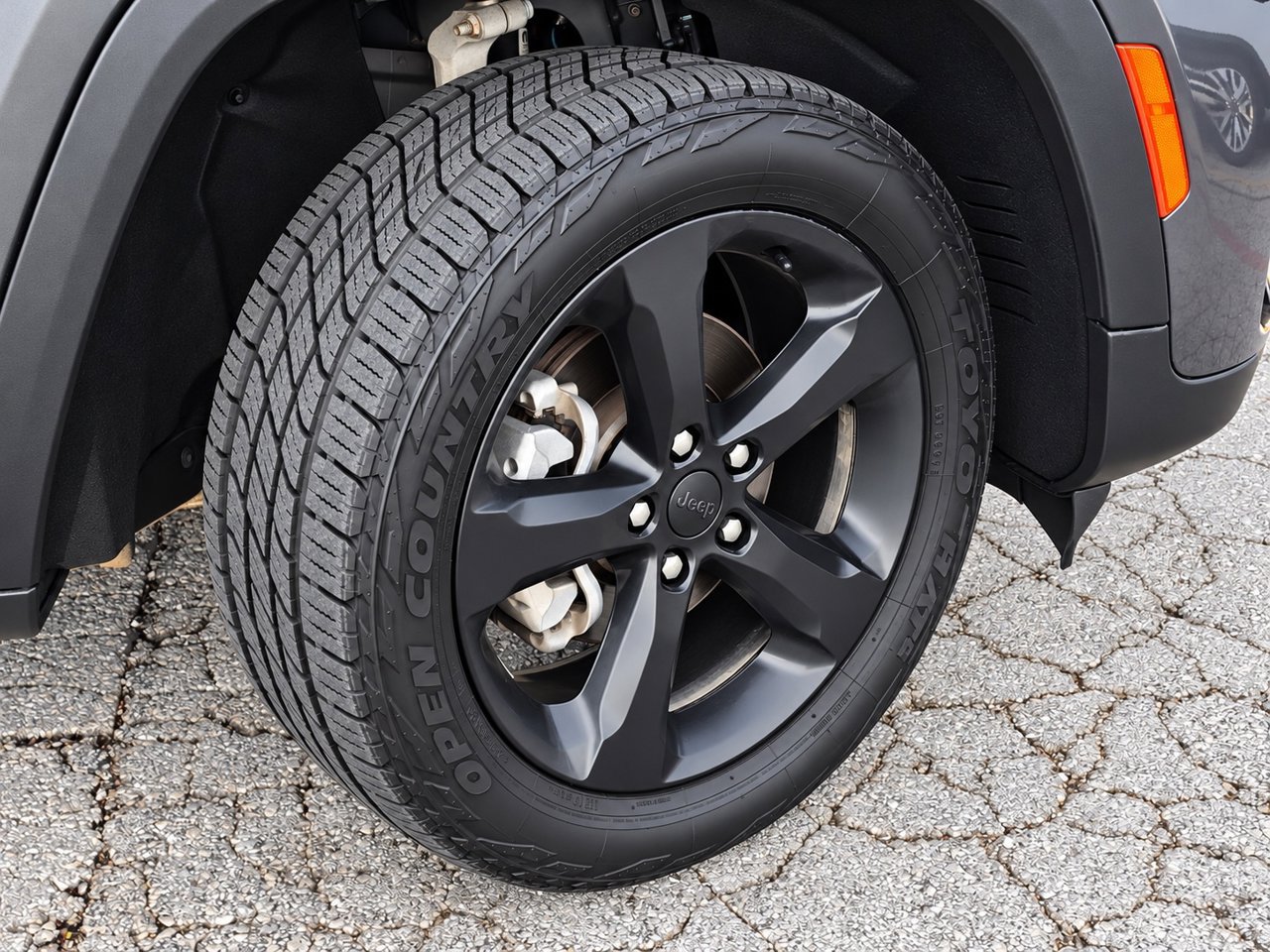 Used 2023 Jeep Grand Cherokee Laredo SUV