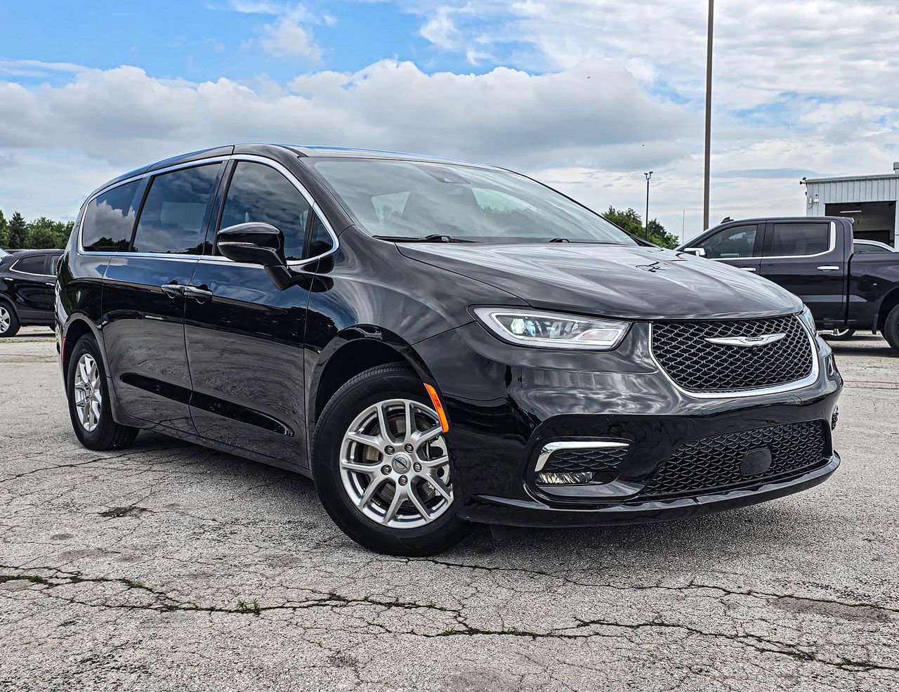 2025 Chrysler Pacifica Select's photo