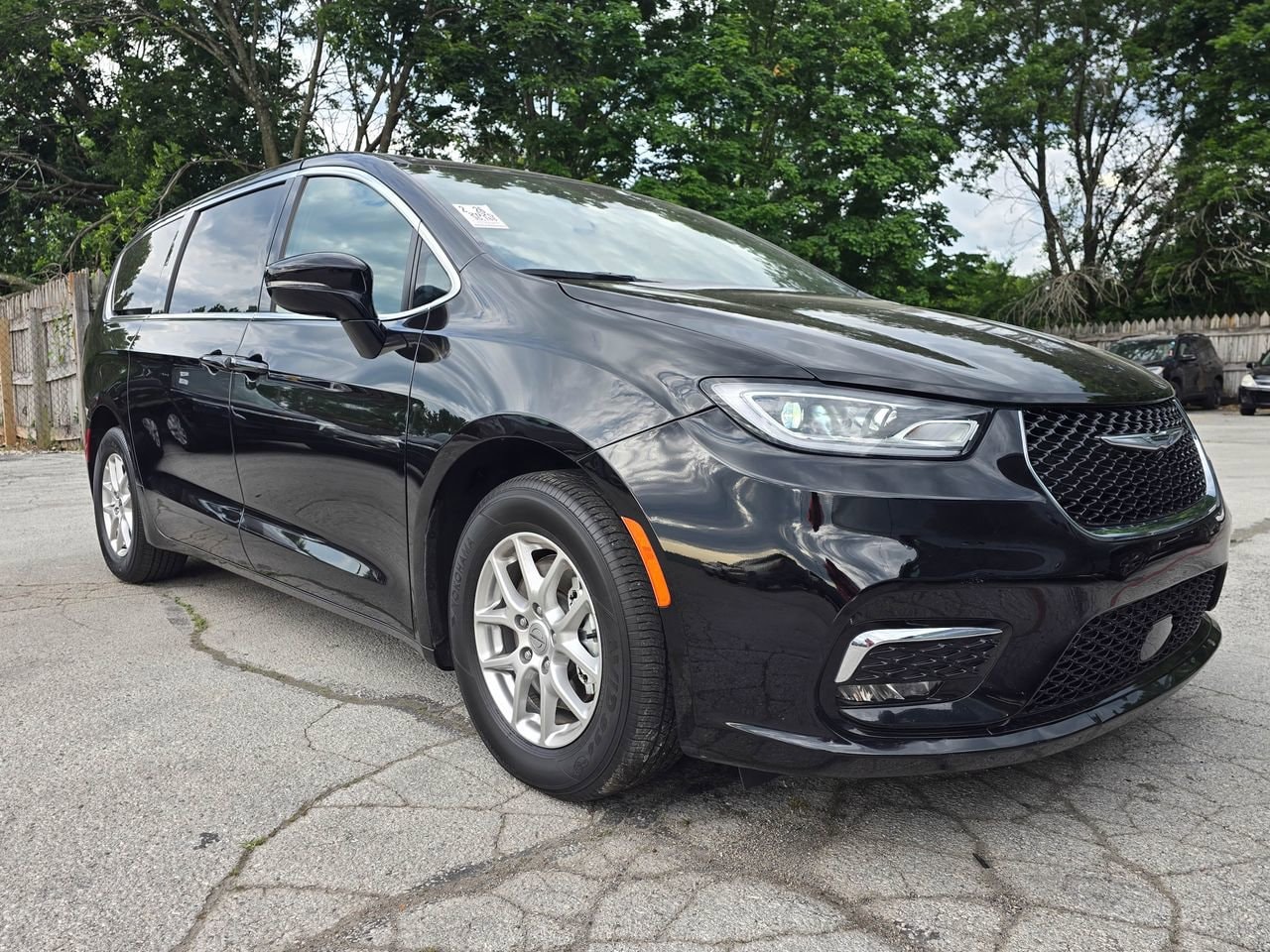 2025 Chrysler Pacifica Select's photo