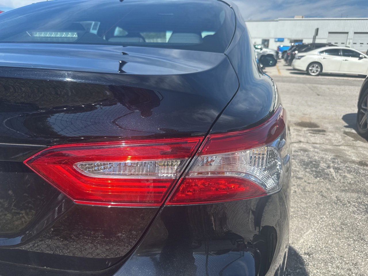 2020 Toyota Camry Hybrid LE photo 3