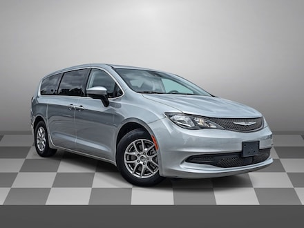 2023 Chrysler Voyager LX Minivan