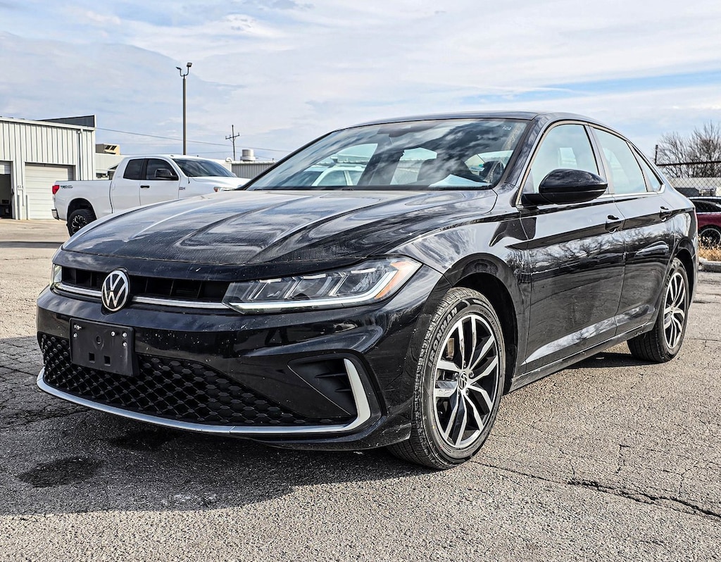 Used 2025 Volkswagen Jetta SE Sedan