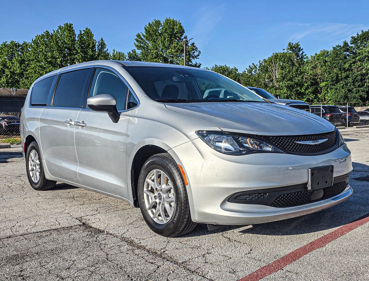 2023 Chrysler Voyager LX's photo