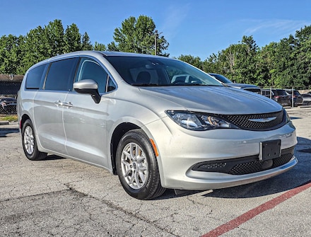 2023 Chrysler Voyager LX Minivan